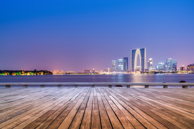 Vista notturna del paesaggio architettonico nel distretto degli affari del lago Jinji, Suzhou