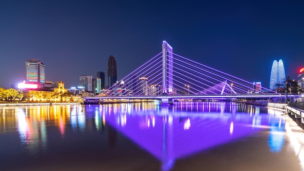 Vista notturna del paesaggio della città della Cina Ningbo