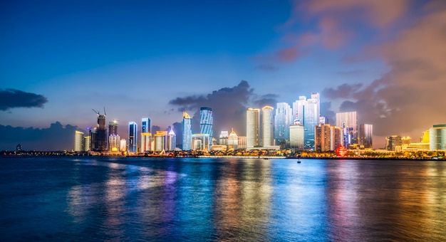 Vista notturna del paesaggio di architettura urbana moderna a Qingdao