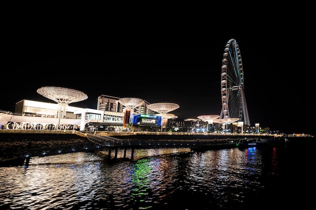 Vista notturna del porto turistico di dubai dal lato dell'acqua