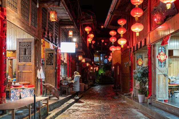 Vista notturna dell'antica città di gongtan a Youyang Chongqing in Cina