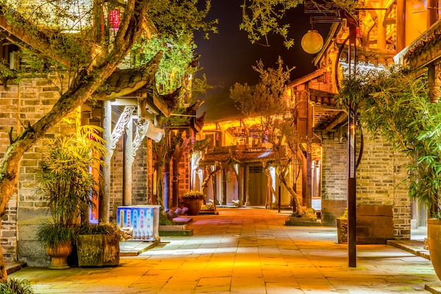 Vista notturna dell'antica città di Huanglongxi a Chengdu