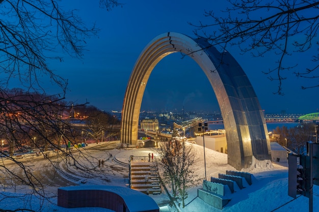 Vista notturna dell'arco dell'amicizia dei popoli a Kiev Ucraina