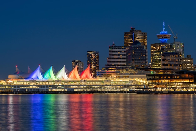 Vista notturna dell'orizzonte del porto turistico del porto di Vancouver Riflessi delle luci colorate degli edifici del centro