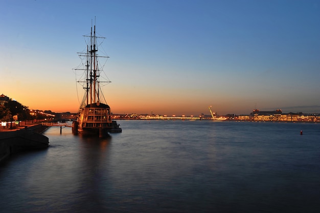 Vista notturna della barca a vela e del ponte Liteiny