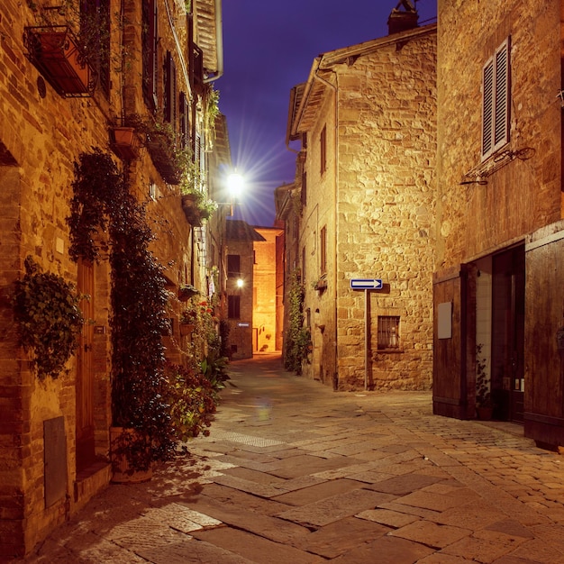 Vista notturna della bellissima città medievale italiana di Pienza con lanterne Viaggio all'aperto sullo sfondo della Toscana