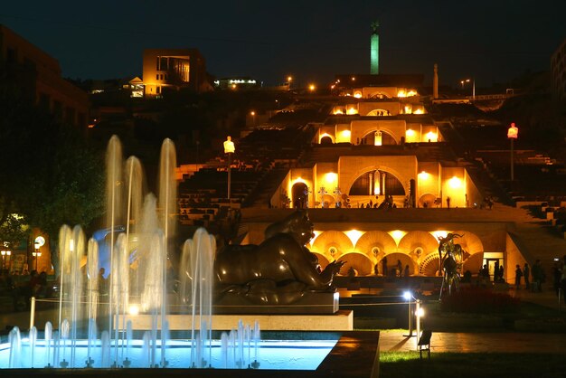 Vista notturna della cascata di Yerevan, famoso punto di riferimento nel distretto centrale di Yerevan, Armenia