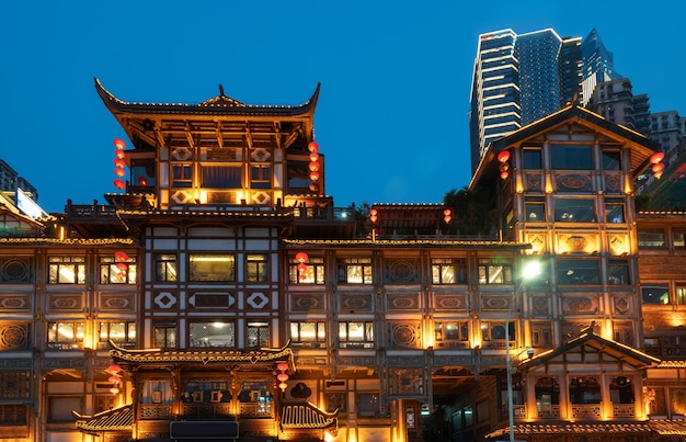 Vista notturna della città antica di Hongyadong a Chongqing, Cina