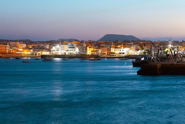 Vista notturna della città costiera di Corralejo nel nord di Fuerteventura
