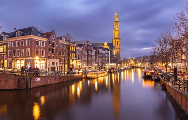 Vista notturna della città di Amsterdam canale Prinsengracht e chiesa di Westerkerk Olanda Paesi Bassi