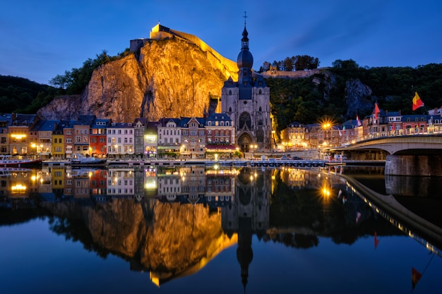 Vista notturna della città di Dinant, Belgio