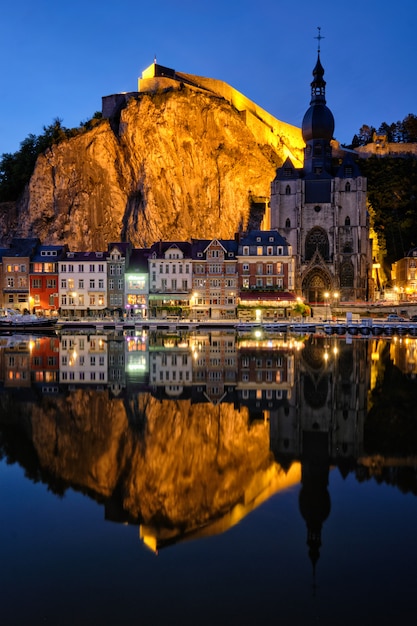 Vista notturna della città di Dinant, Belgio