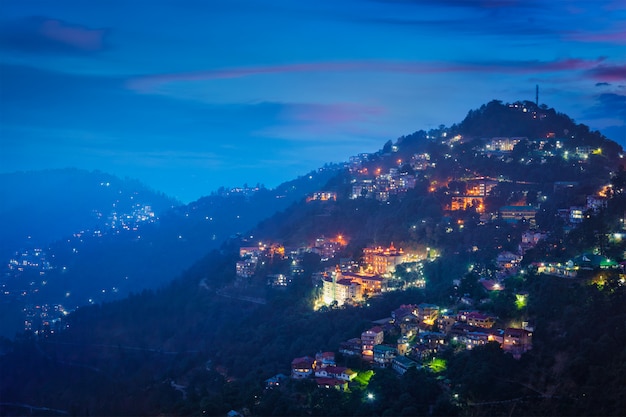 Vista notturna della città di Shimla, Himachal Pradesh, India