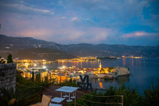 Vista notturna della città vecchia di budva con vista mare e luci della sera dal ristorante vista vidokovac