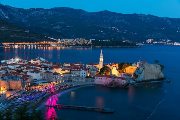 Vista notturna della città vecchia di Budva, mare adriatico, Montenegro.
