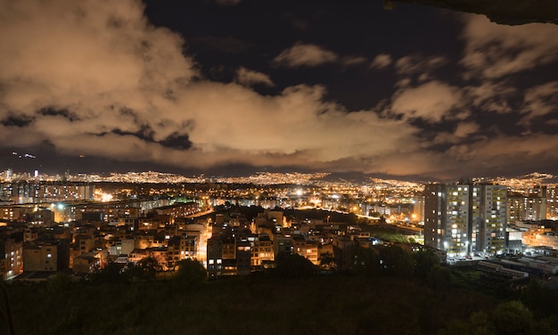 Vista notturna della città