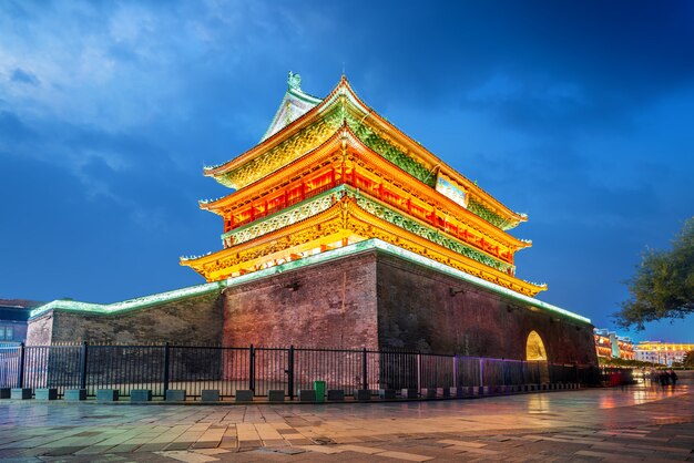 Vista notturna della colorata Drum Tower