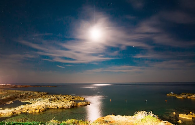 Vista notturna della costa rocciosa di Alghero