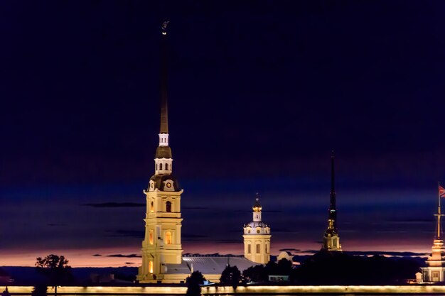 Vista notturna della fortezza di Pietro e Paolo a San Pietroburgo Russia