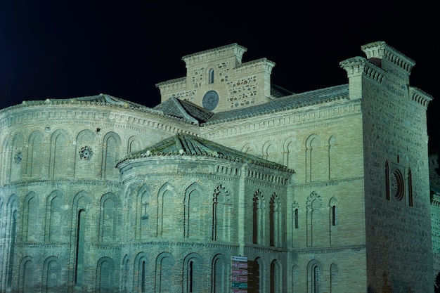 Vista notturna della Parrocchia di Santiago il Sindaco a Toledo, Spagna