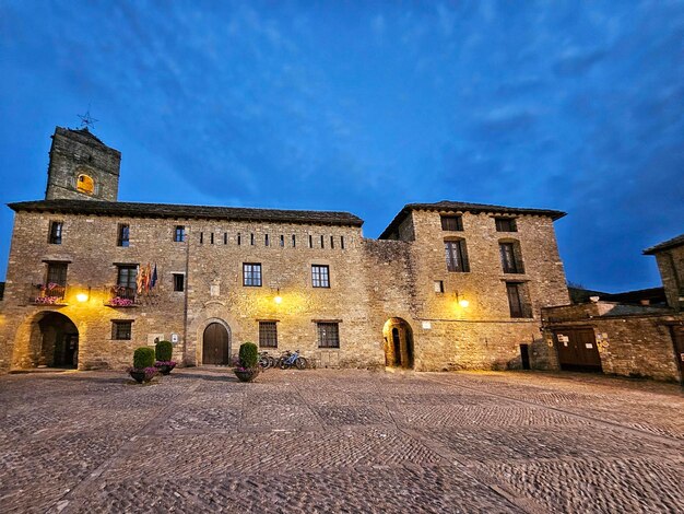 Vista notturna della piazza principale di Ainsa nei Pirenei di Huesca