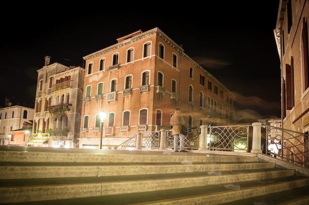 Vista notturna della strada a Venezia