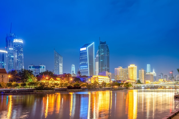 Vista notturna della strada di architettura moderna lungo il fiume Haihe a Tianjin