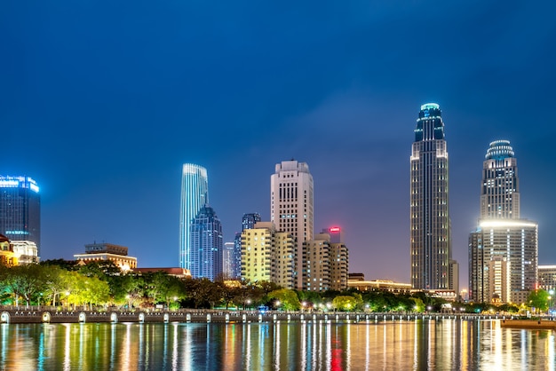 Vista notturna della strada di architettura moderna lungo il fiume Haihe a Tianjin