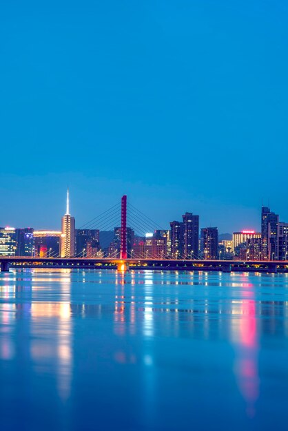 Vista notturna di architettura dell'edificio per uffici del distretto finanziario di Hangzhou e skyline della città