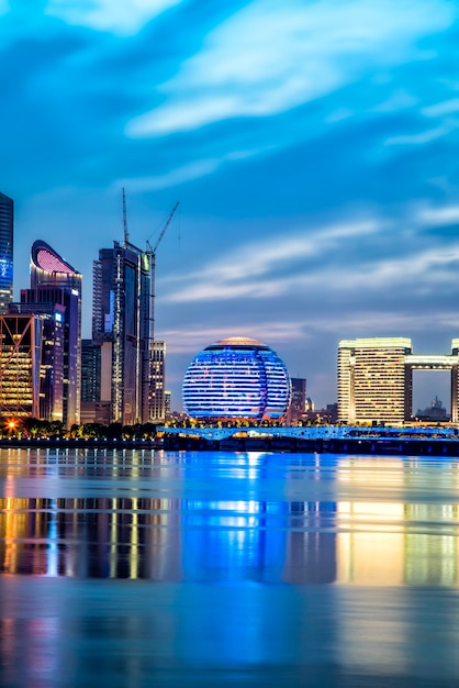 Vista notturna di architettura dell'edificio per uffici del distretto finanziario di Hangzhou e skyline della città