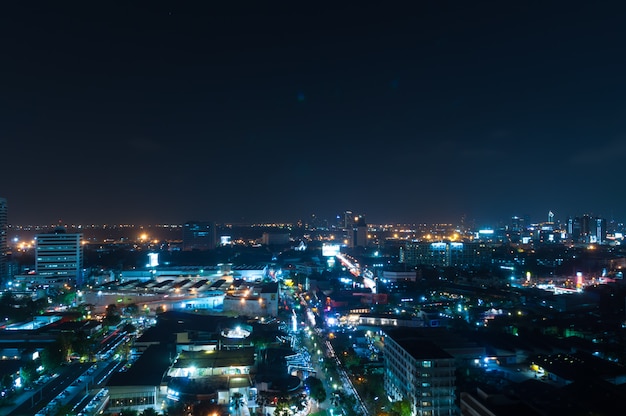 Vista notturna di Bangkok con il grattacielo