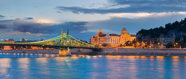 Vista notturna di Budapest Esposizione lunga Punti di riferimento ungheresi Freedom Bridge e Gellert Hotel Palace