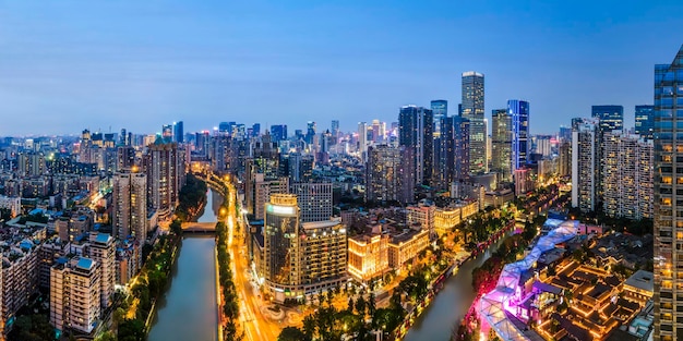 Vista notturna di Chengdu Jiuyanqiao CBD e moderni grattacieli.