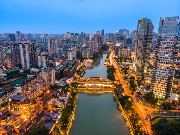 Vista notturna di Chengdu Jiuyanqiao CBD e moderni grattacieli.