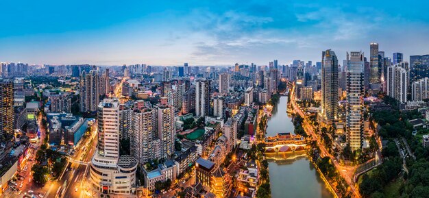 Vista notturna di Chengdu Jiuyanqiao CBD e moderni grattacieli.