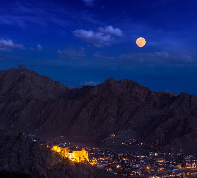 Vista notturna di Leh Ladakh India