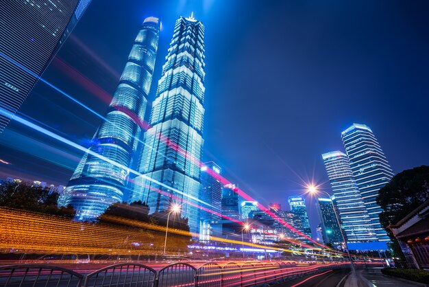 Vista notturna di strada urbana e moderno edificio nel quartiere finanziario di Lujiazui, Shanghai