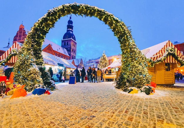 Vista notturna di un bellissimo ingresso al mercatino di Natale in inverno Riga in Lettonia.