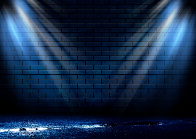 Vista notturna di una strada buia, proiezione astratta su una parete vuota.