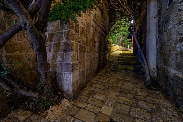 Vista notturna nei vicoli dello storico porto vecchio di Jaffa