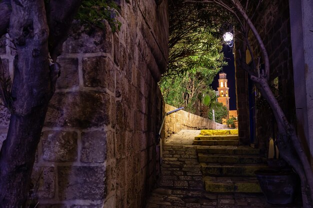 Vista notturna nei vicoli dello storico porto vecchio di Jaffa