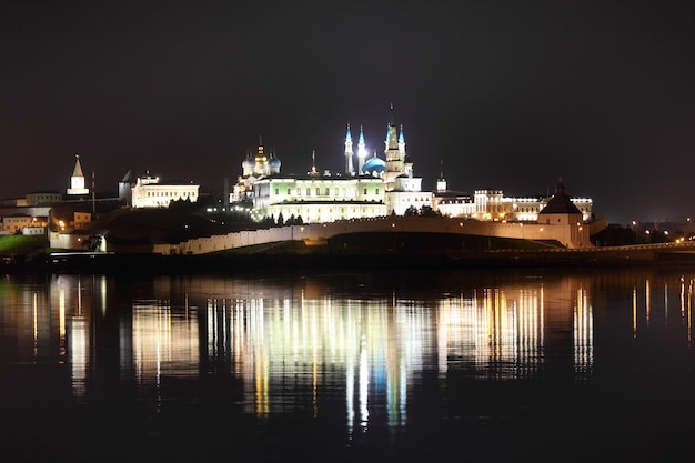 Vista notturna sul Cremlino di Kazan con riflesso nel fiume