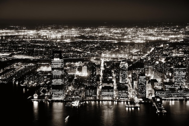 Vista notturna sul tetto del New Jersey dal centro di Manhattan con i grattacieli urbani