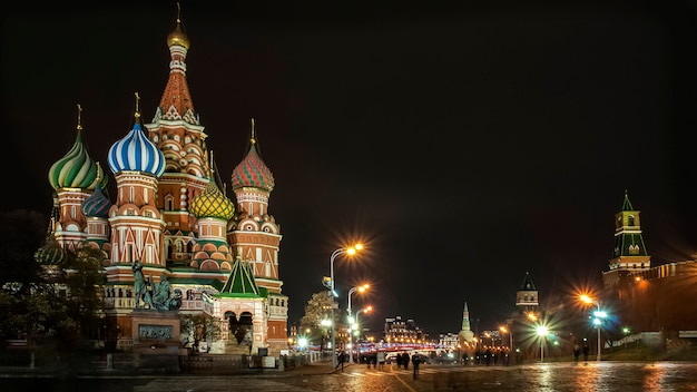 Vista notturna sulla Cattedrale di San Basilio, Piazza Rossa, Mosca, Russia