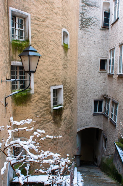 Vista nuvolosa dell'inverno Salisburgo nel pomeriggio.