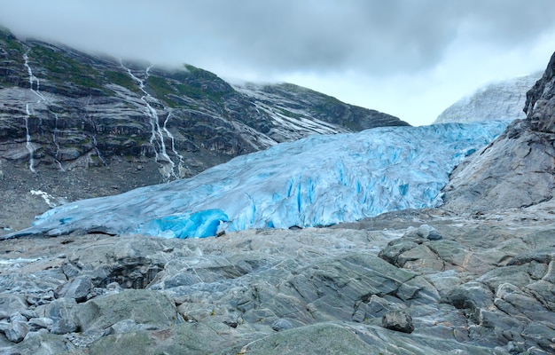 Vista nuvolosa di estate al ghiacciaio di Nigardsbreen (Norvegia).