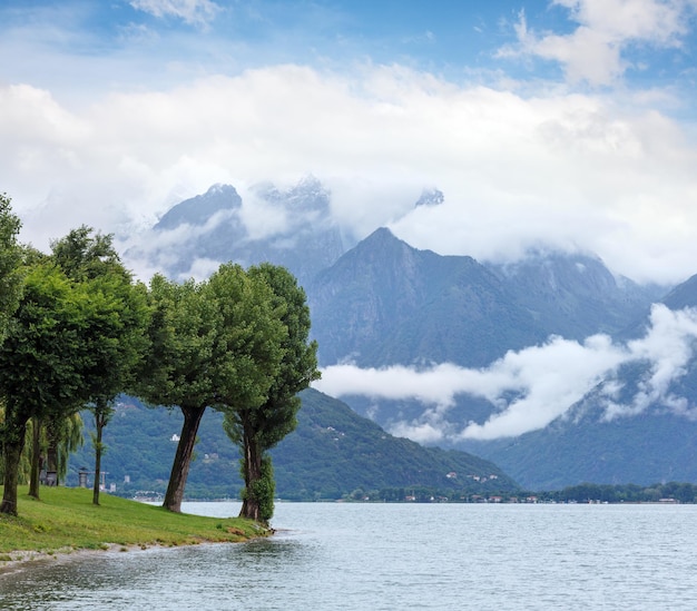 Vista nuvolosa di estate del lago Como Italia