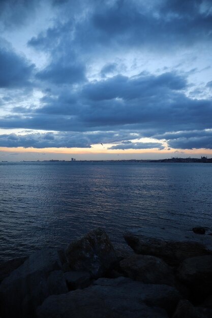 Vista nuvolosa durante il tramonto