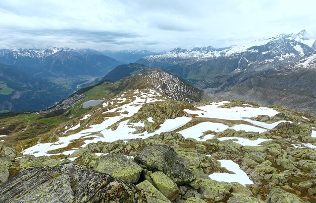 Vista nuvolosa superiore di estate di Bettmeralp (Svizzera) della montagna.