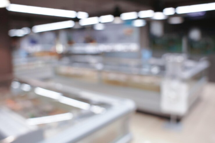 Foto vista offuscata dell'interno nel supermercato del pesce